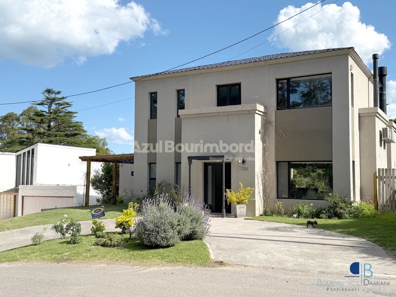 Venta Casa Pinamar con pileta, moderna, 5 ambientes- Marco Polo 726
