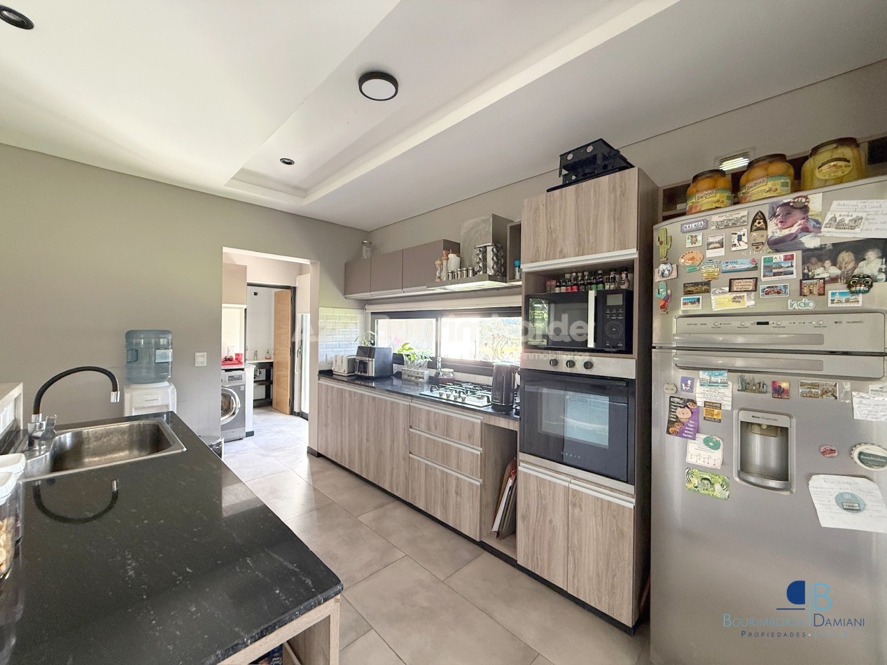 Venta Casa Pinamar con pileta, moderna, 5 ambientes- Marco Polo 726